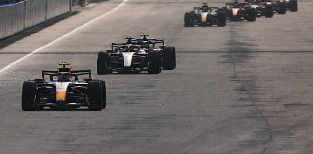 Monoplazas de Fórmula 1 circulando sobre la pista en el circuito de Sepang durante el Gran Premio de Malasia.