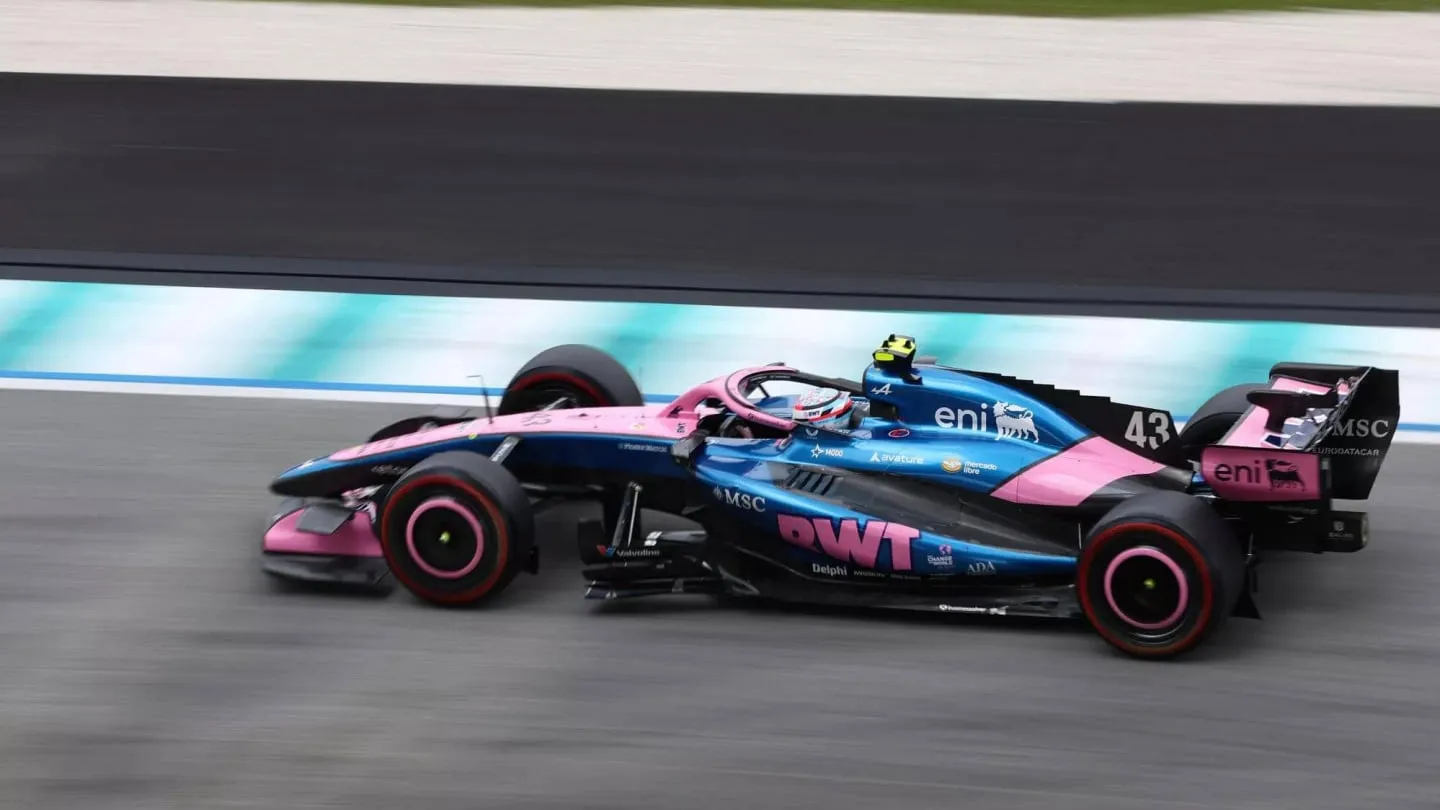 Monoplaza de Alpine en pista durante el Gran Premio de Malasia