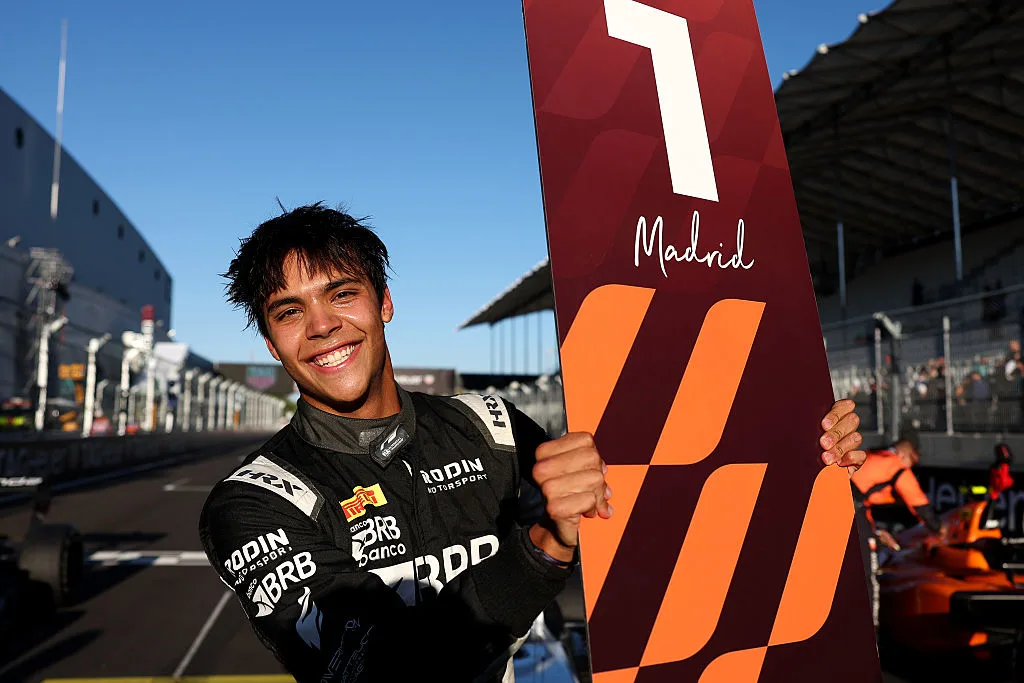 Pedro Clerot posando con el cartel de primer lugar tras su victoria en el circuito de Madrid.