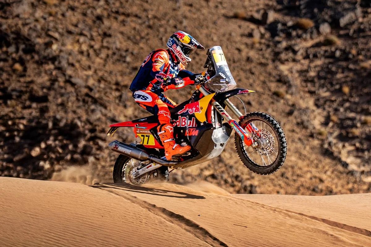 Luciano Benavides acelerando su moto en las dunas durante el Rally de Marruecos.