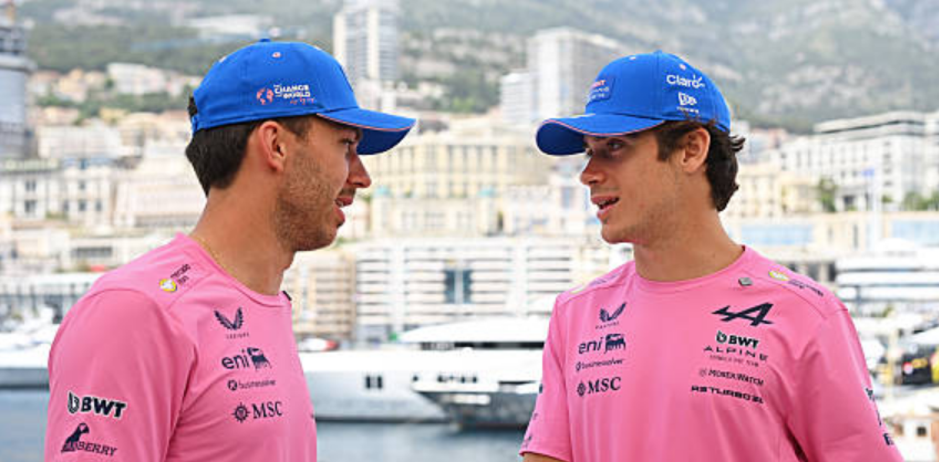 Pierre Gasly y Franco Colapinto dialogando en el marco de la temporada de Fórmula 1 con la indumentaria oficial de Alpine.