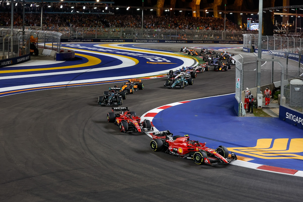 Monoplazas de Fórmula 1 transitando el circuito callejero de Marina Bay durante el Gran Premio de Singapur.