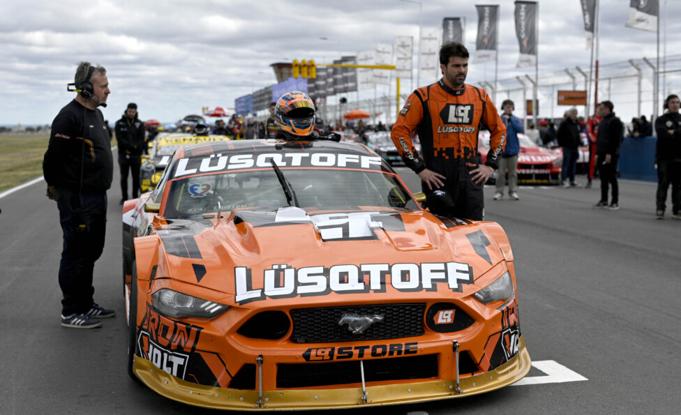 Mauricio Lambiris junto a su Ford Mustang en el Turismo Carretera.