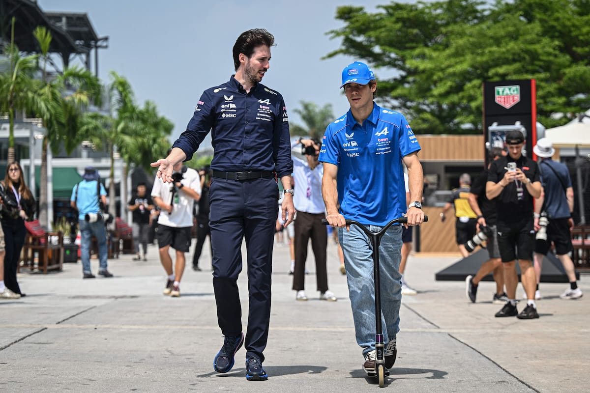 El piloto de Alpine, Franco Colapinto, en su llegada al paddock para el Gran Premio en Sepang.