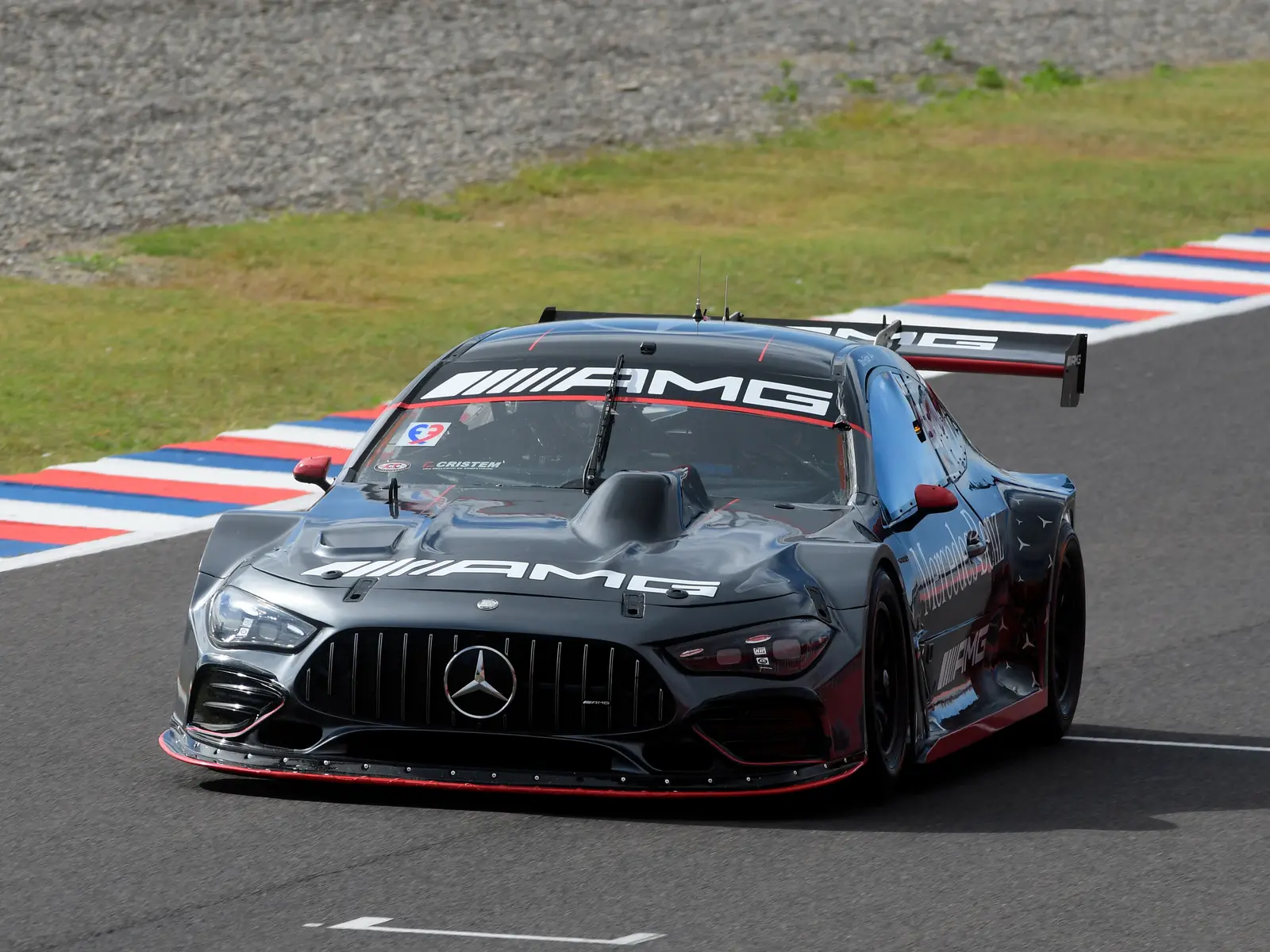 El Mercedes CLE 53 AMG de Diego Azar en pista durante una competencia de la categoría.