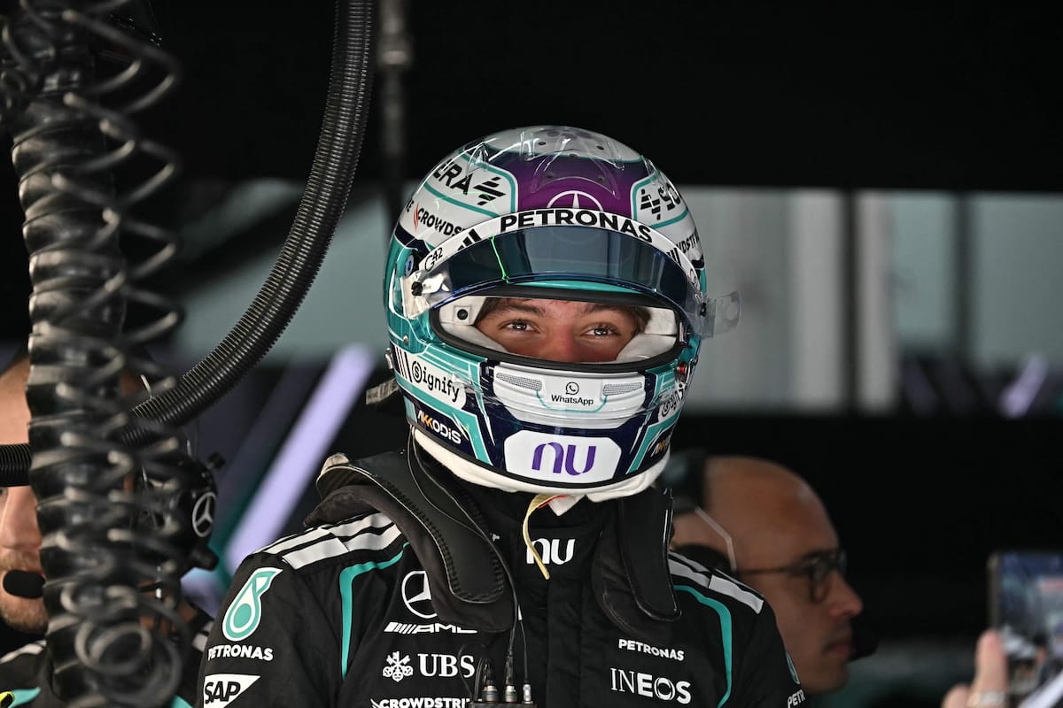 Andrea Kimi Antonelli con el casco y el buzo antiflama de Mercedes en el box de Sepang.