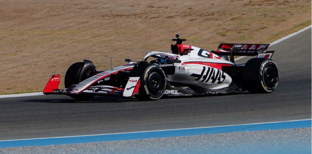 Monoplaza Haas VF-25 en pista durante una jornada de pruebas en el Circuito de Jerez.
