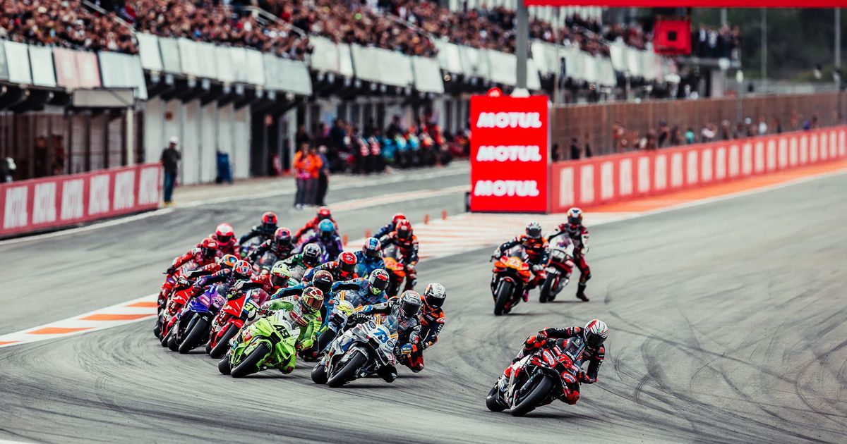 Motos acelerando en la pista del Circuit Ricardo Tormo durante una competencia de MotoGP.