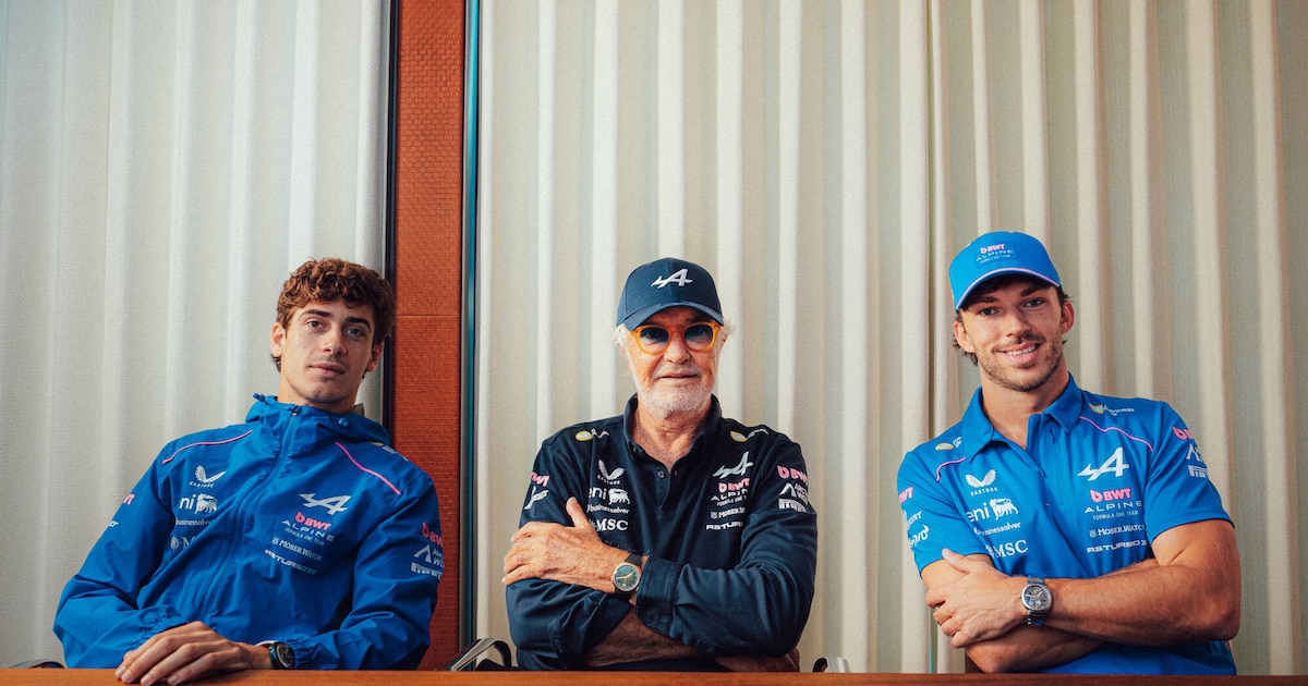 Franco Colapinto, Flavio Briatore y Pierre Gasly reunidos en el box de Alpine