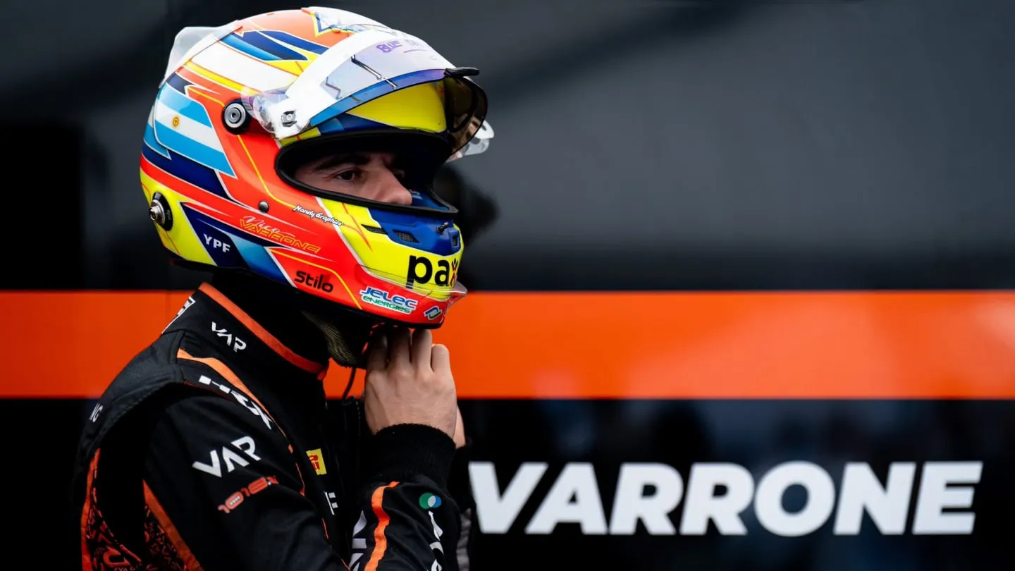 Nicolás Varrone con su casco y buzo de piloto de Fórmula 2 en el box de Van Amersfoort Racing.