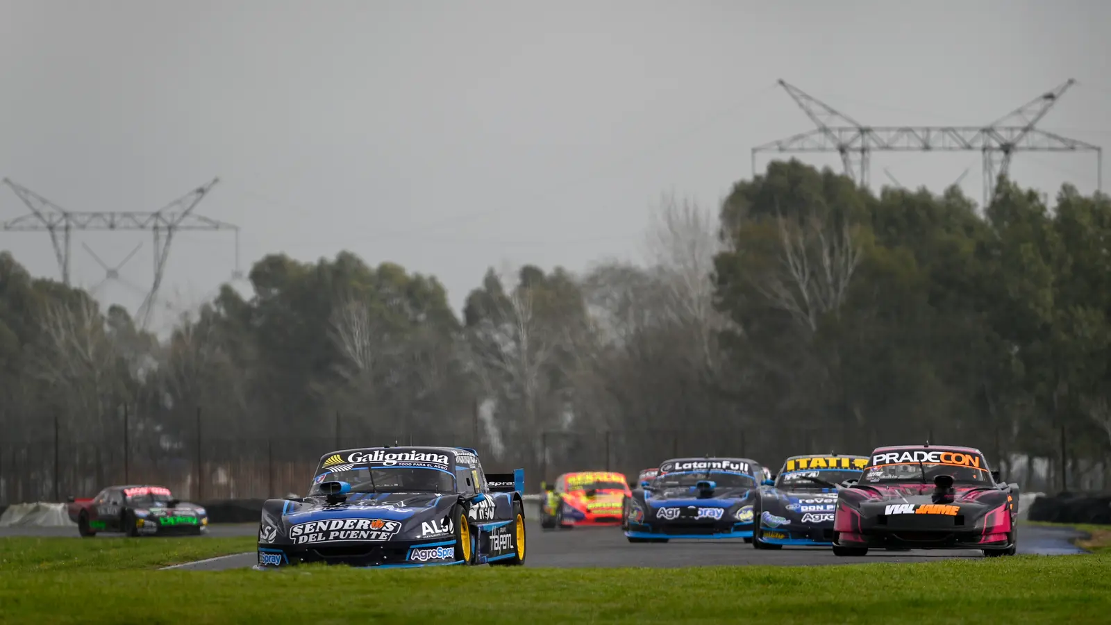 Autos de competición en pista durante una carrera de categorías de la ACTC.
