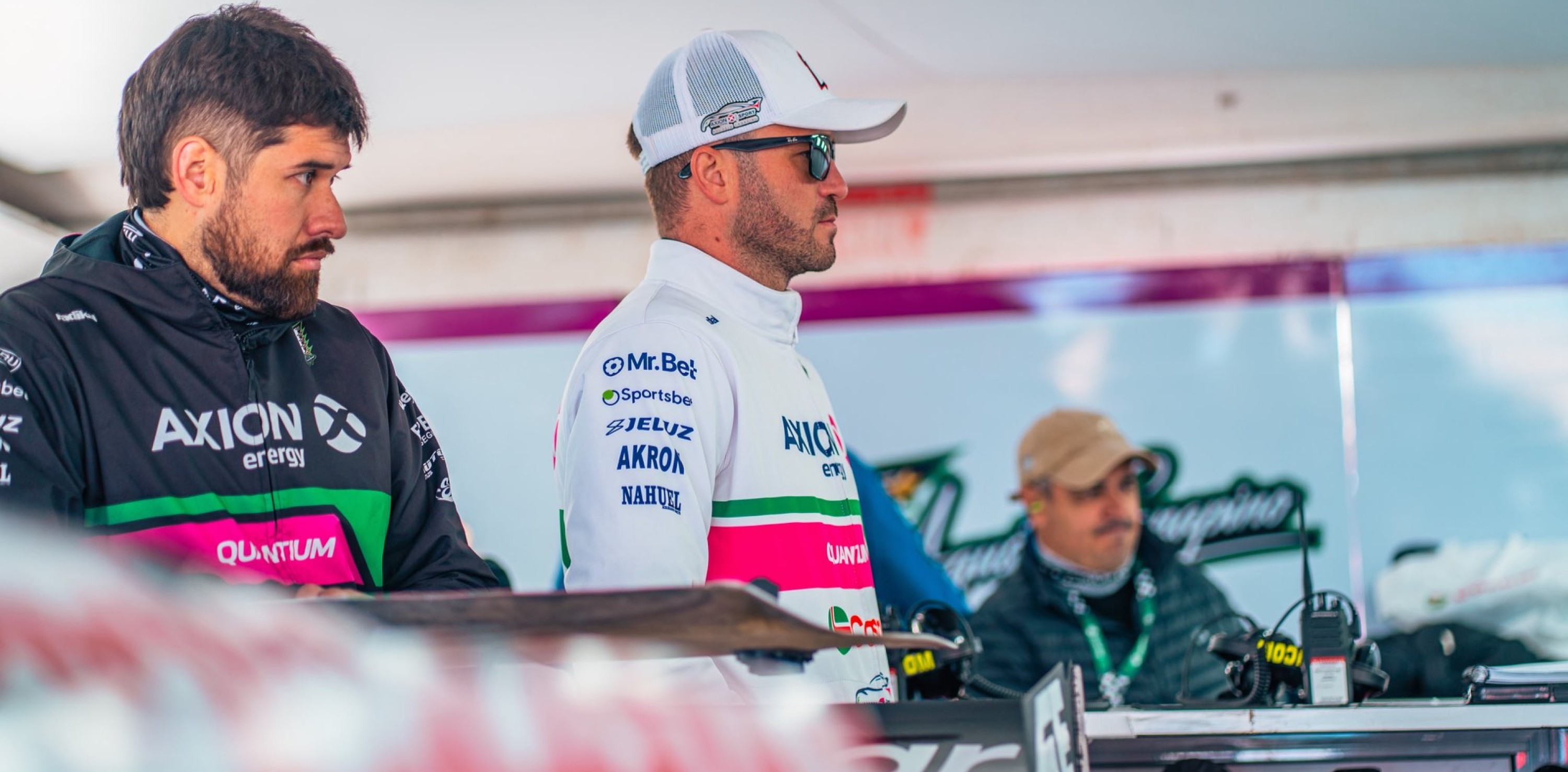 Agustín Canapino junto a su equipo de competición durante el fin de semana de carrera en San Luis.