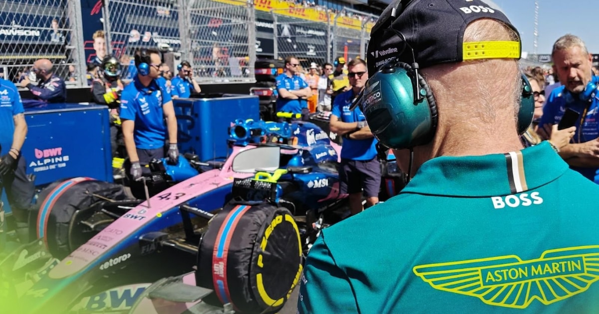 Adrian Newey analizando el monoplaza de Franco Colapinto en la grilla de salida.