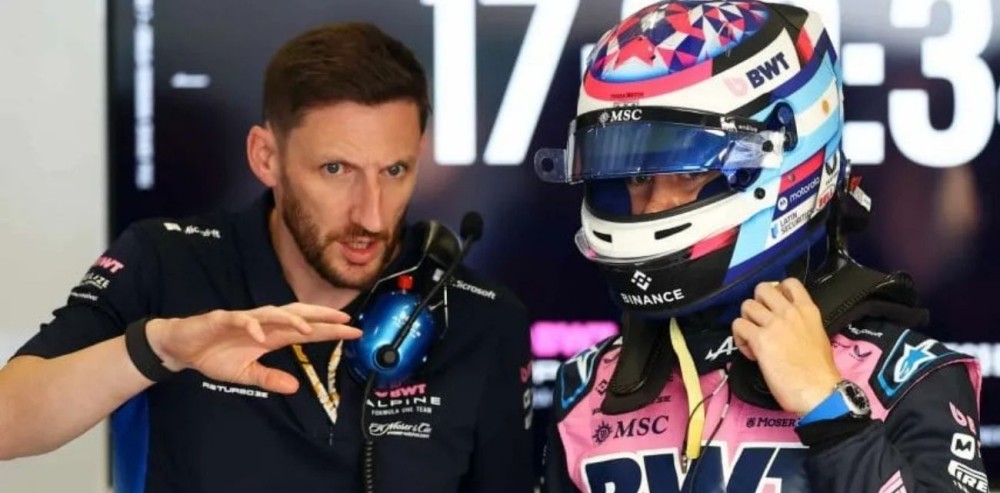 Franco Colapinto junto a su ingeniero Stuart Barlow en el box de Alpine durante la Fórmula 1.