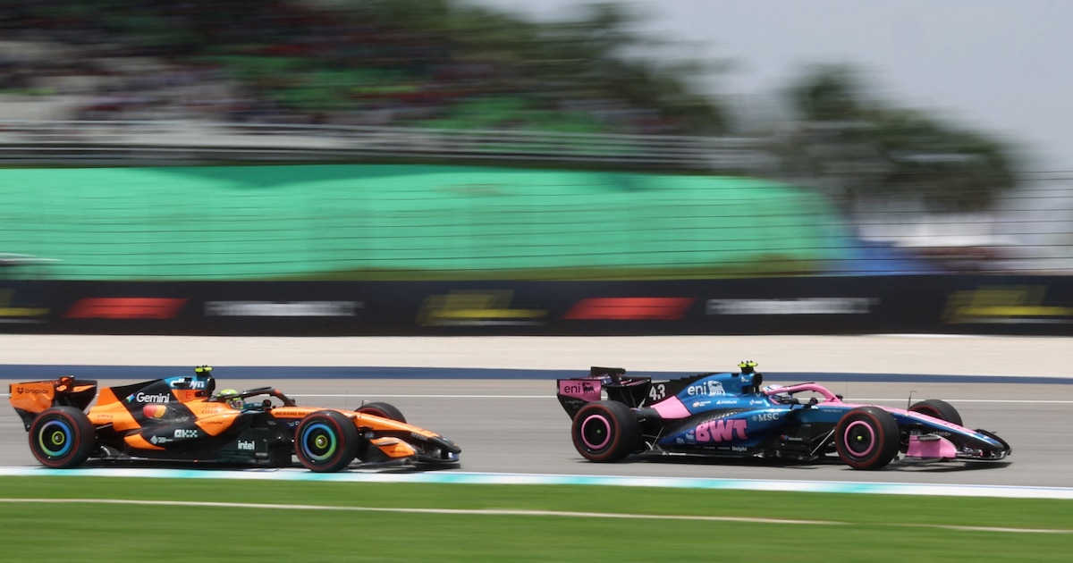 Monoplazas de Fórmula 1 acelerando en plena recta durante una sesión oficial en el circuito.