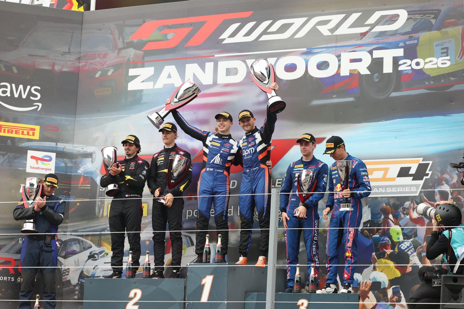 El binomio de Garage 59 celebra en el podio tras ganar la carrera de Zandvoort en la GT World Challenge Europe.
