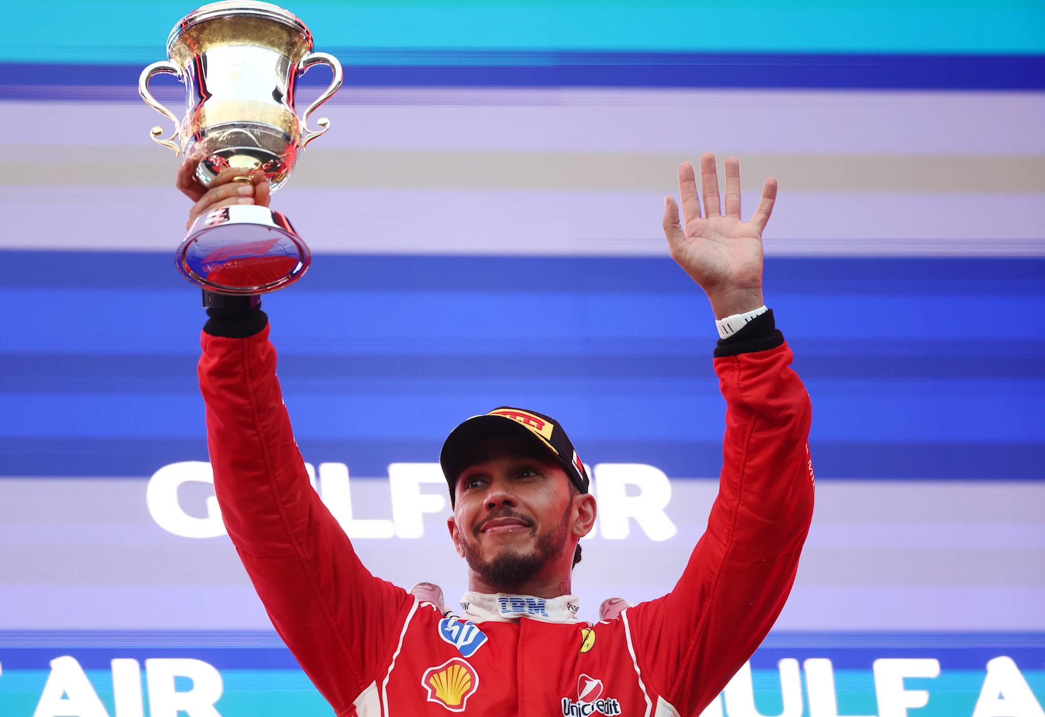 Lewis Hamilton celebra en el podio tras finalizar en el tercer puesto en Sepang.