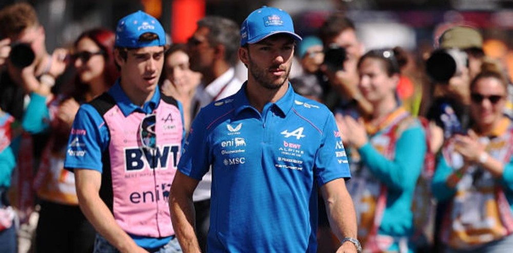 Franco Colapinto y Pierre Gasly caminan juntos en el paddock de la Fórmula 1 vistiendo la indumentaria oficial de Alpine.