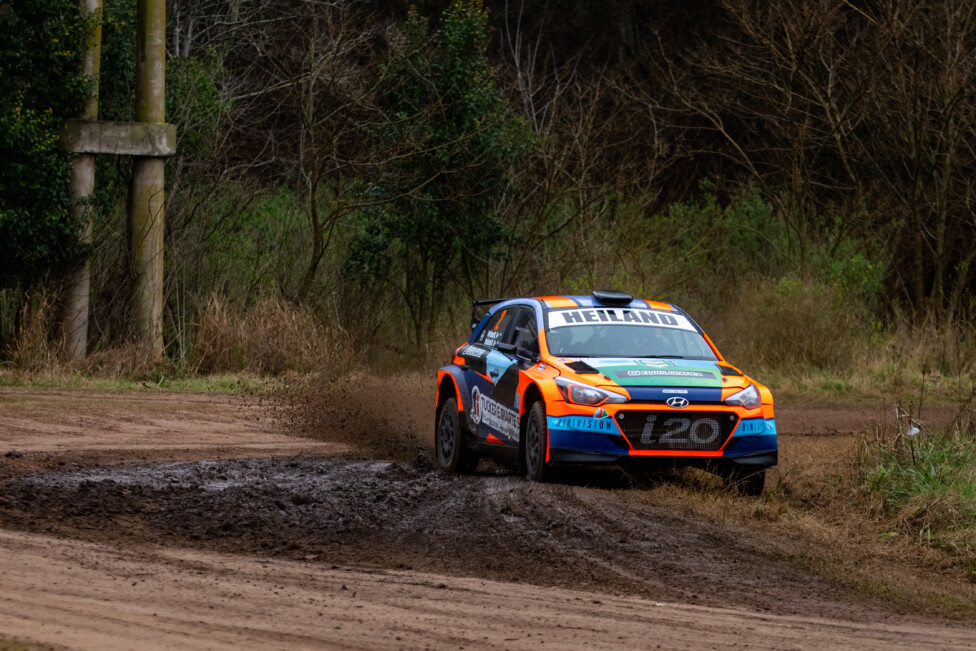 El Hyundai i20 conducido por Horacio Heiland transitando un tramo de tierra durante el Rally de Arrecifes.