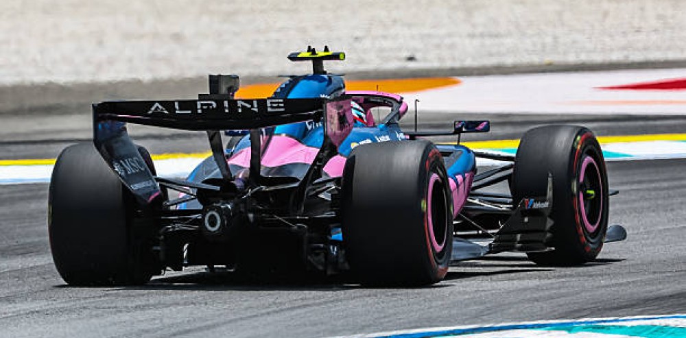 Monoplaza de Alpine en pista durante el Gran Premio de Malasia en el circuito de Sepang.