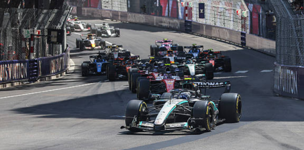 Monoplazas de Fórmula 1 compitiendo en un circuito.