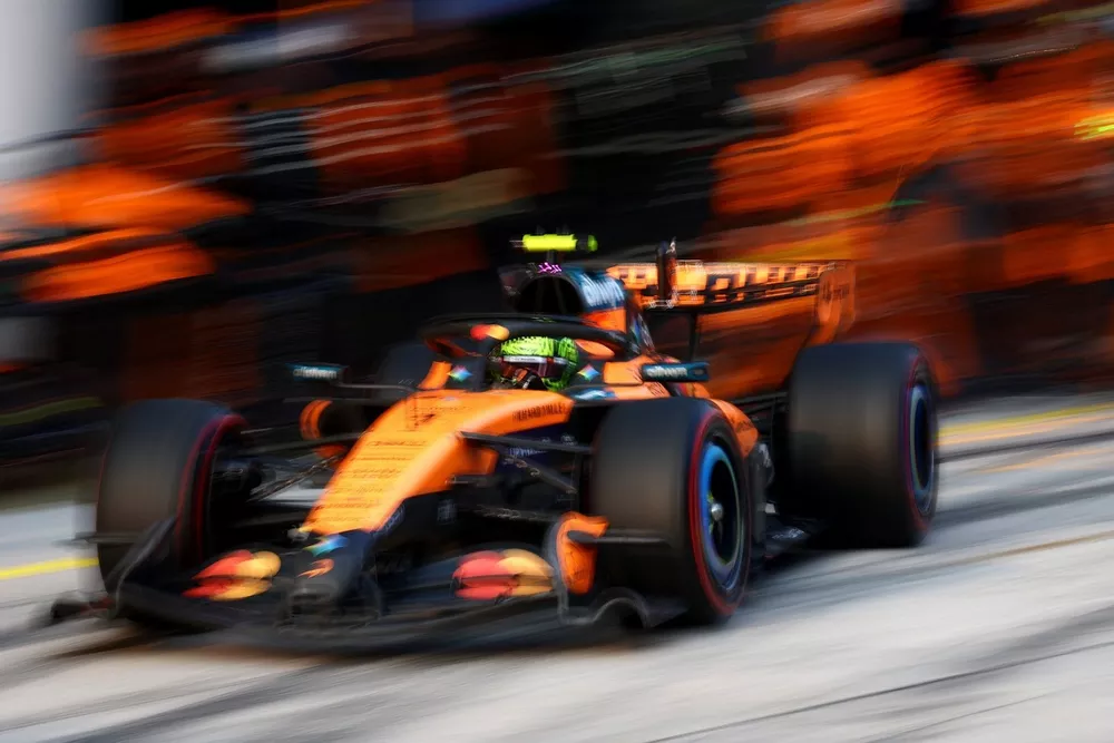 Un monoplaza de McLaren en plena aceleración durante un fin de semana de la Fórmula 1.