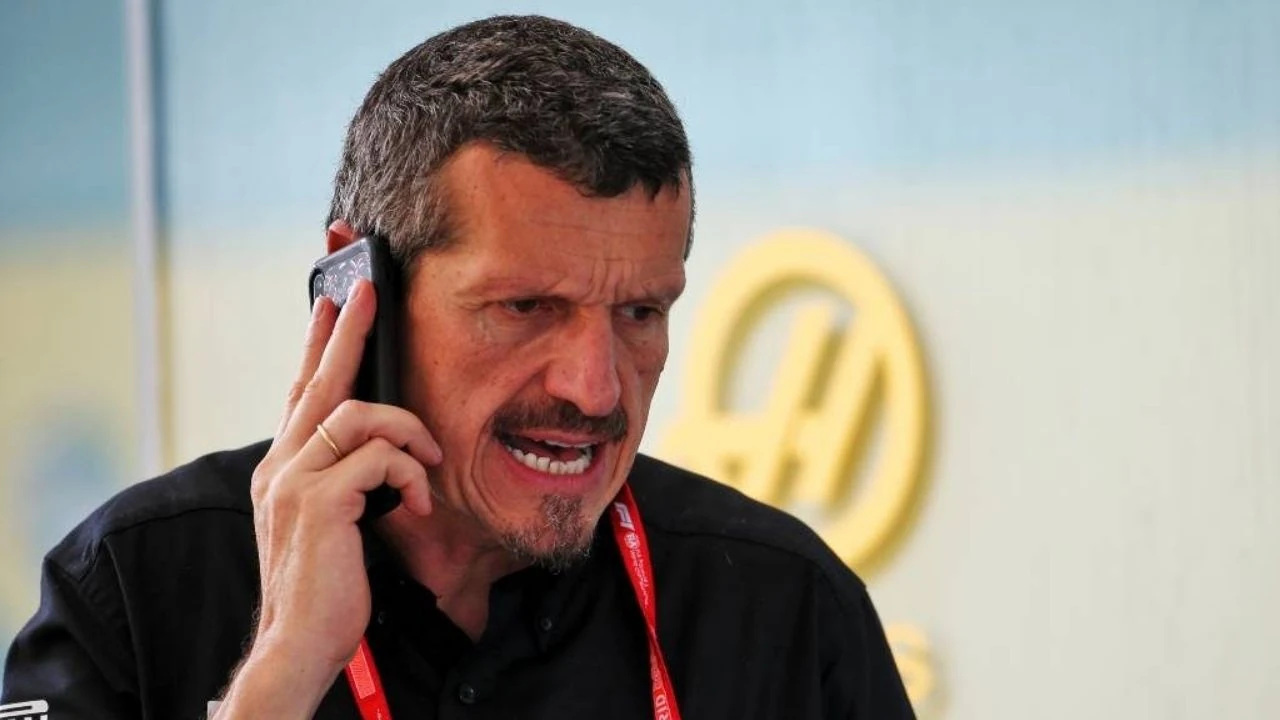 Guenther Steiner, exjefe de equipo de F1, durante una comunicación telefónica.