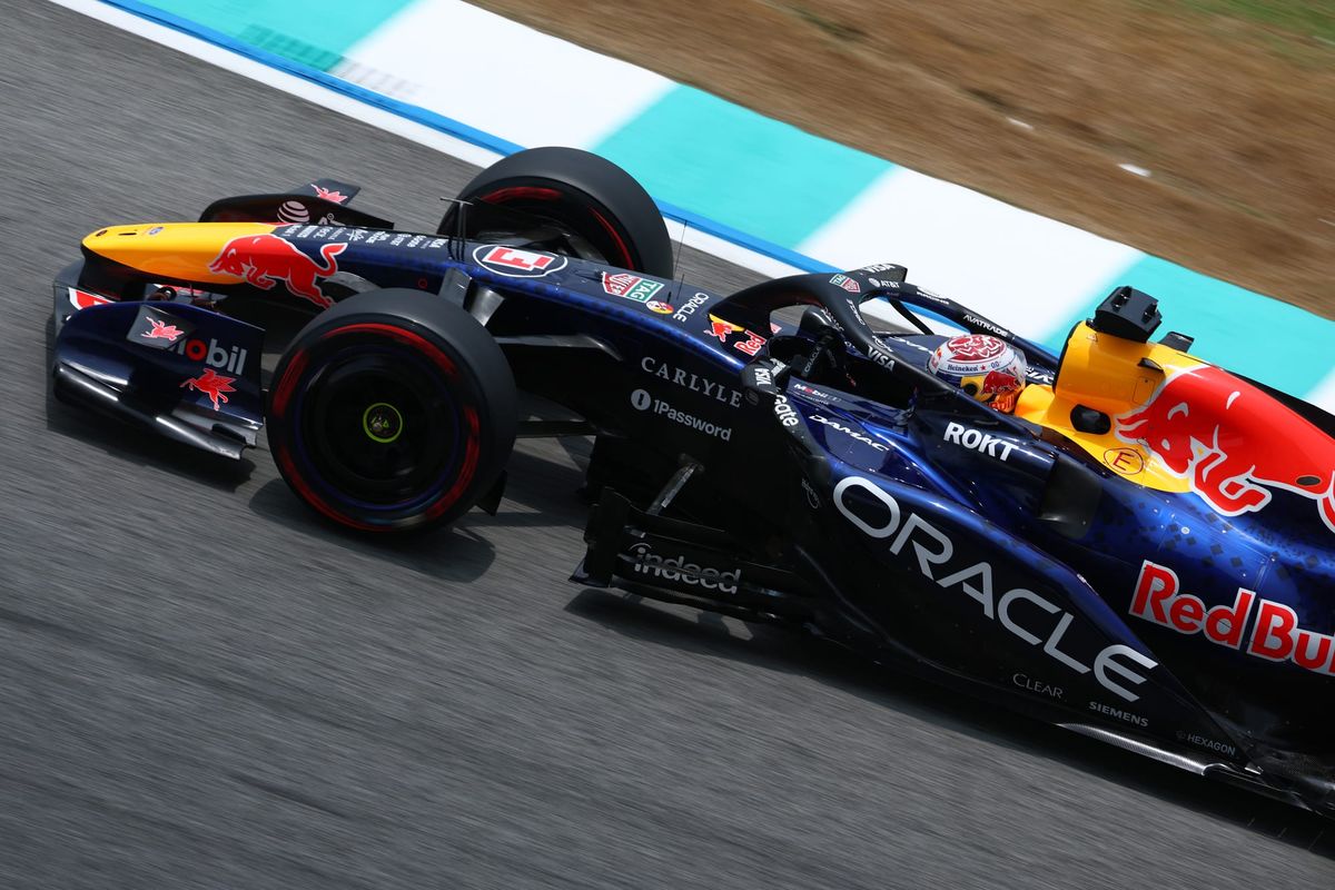 Max Verstappen al mando de su monoplaza en el circuito de Sepang