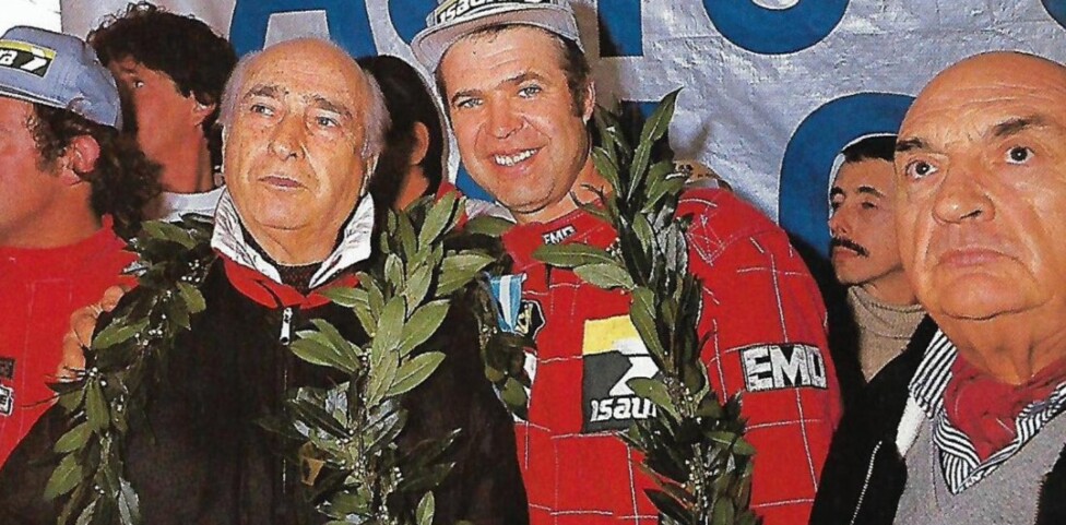 Oscar Castellano junto a Juan Manuel Fangio en el autódromo de Balcarce