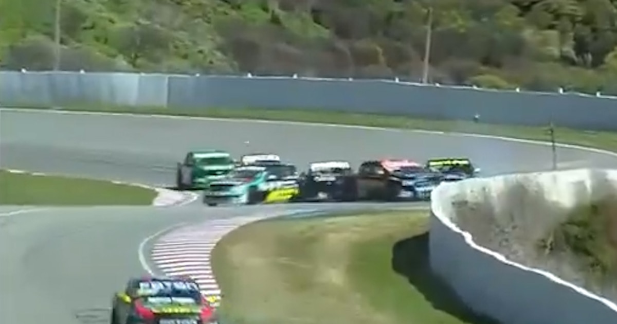 Accidente múltiple en el desarrollo de la competencia final del TC Pick Up en el Autódromo de Balcarce.