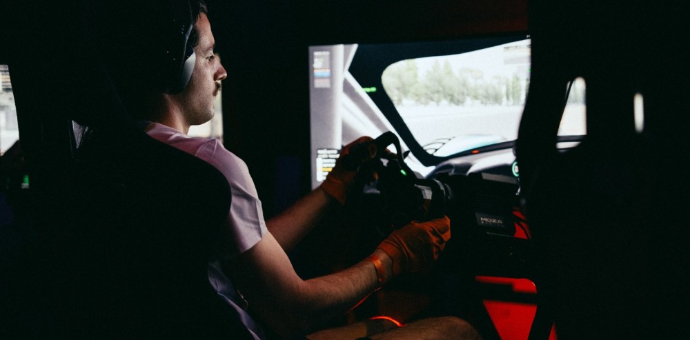 Bruno Coleff compitiendo en un simulador de carreras.