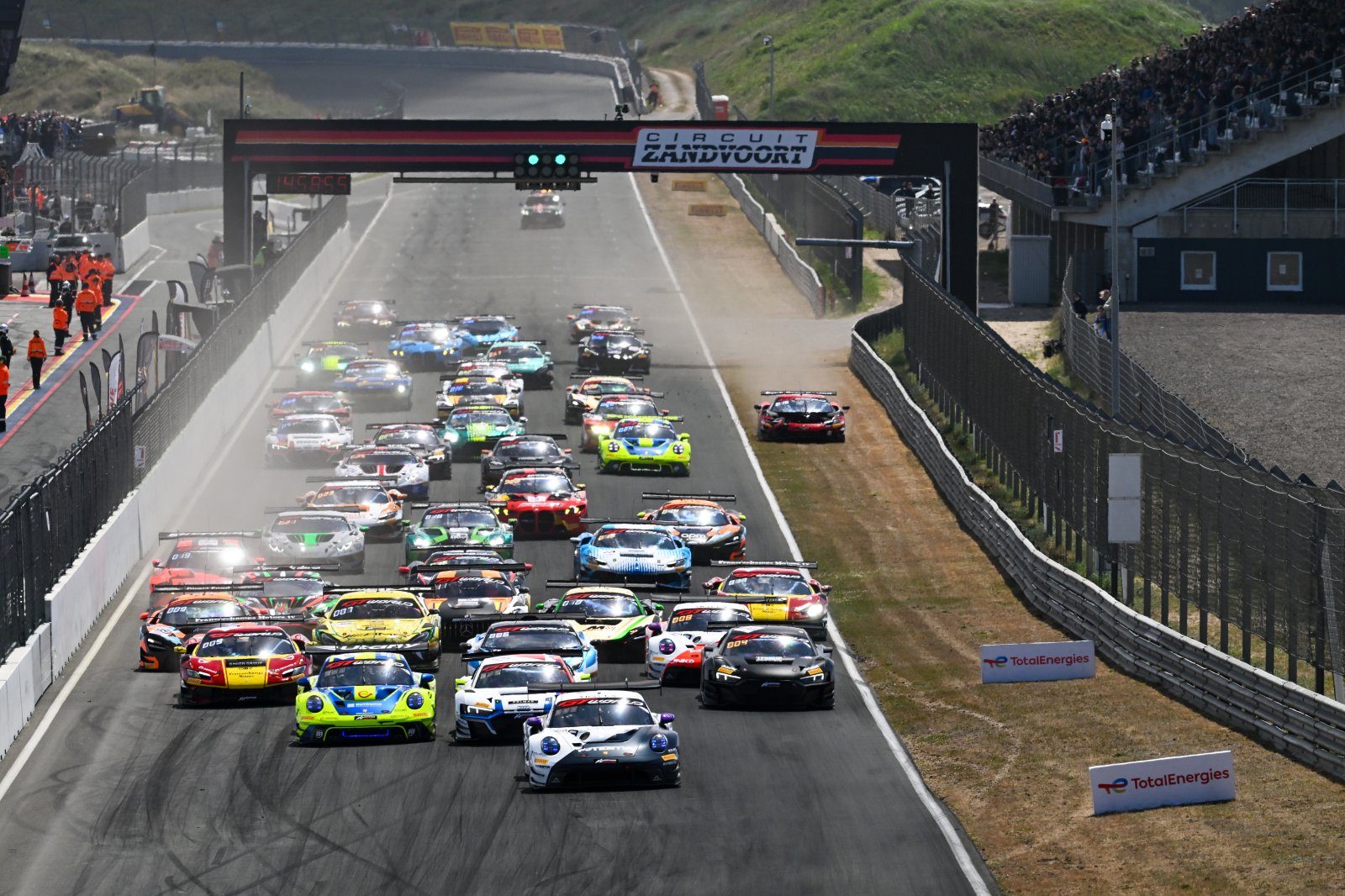 Grilla de partida en el circuito de Zandvoort durante una competencia del GT World Challenge.