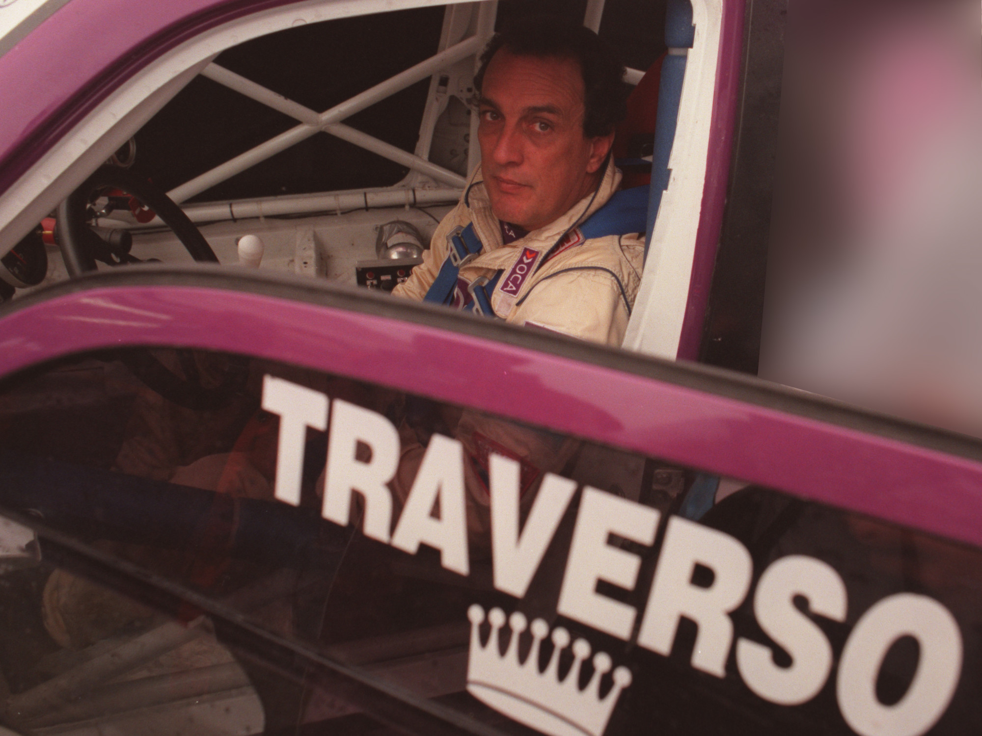 Fotografía de archivo que retrata a Juan María Traverso en su etapa competitiva dentro del automovilismo nacional.