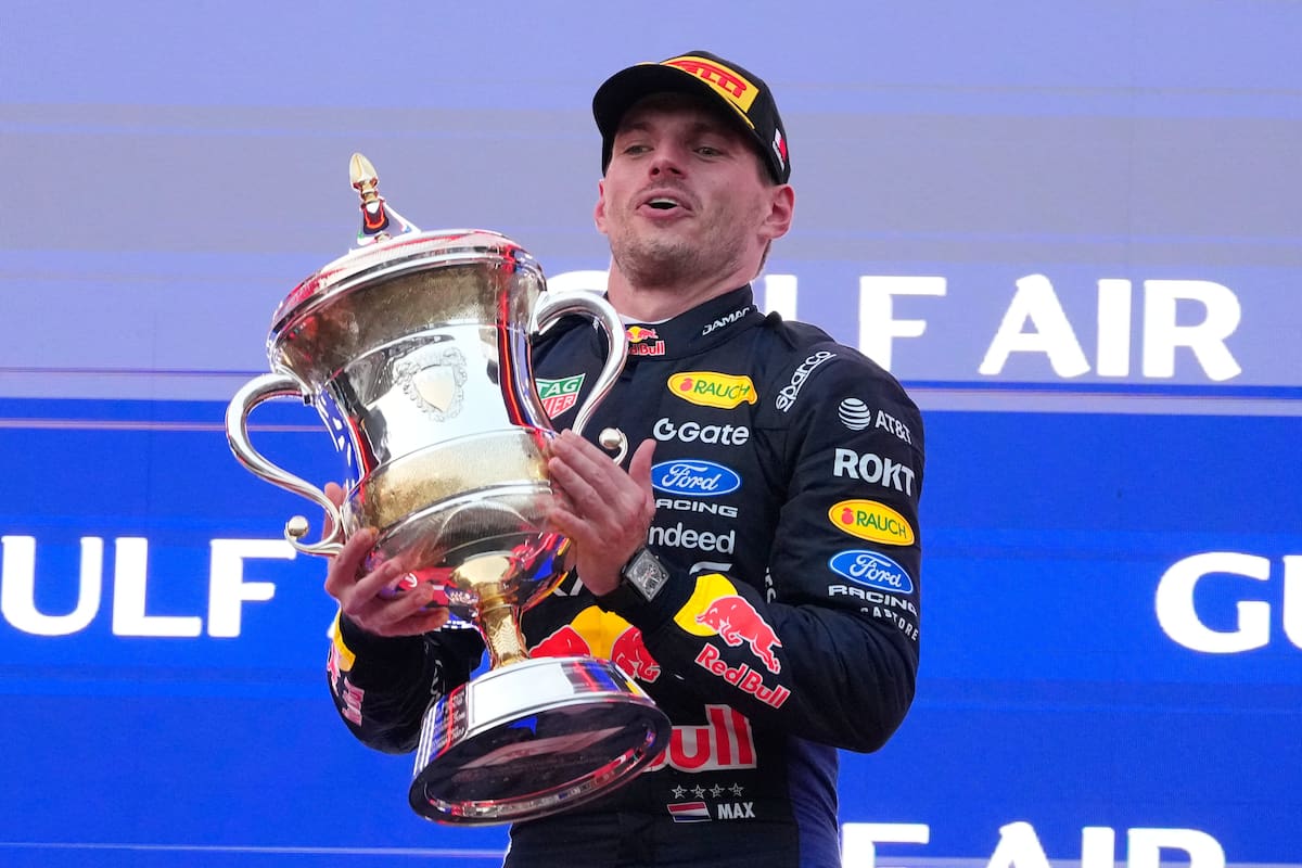 Max Verstappen celebra en el podio tras ganar el Gran Premio de Malasia de Fórmula 1.