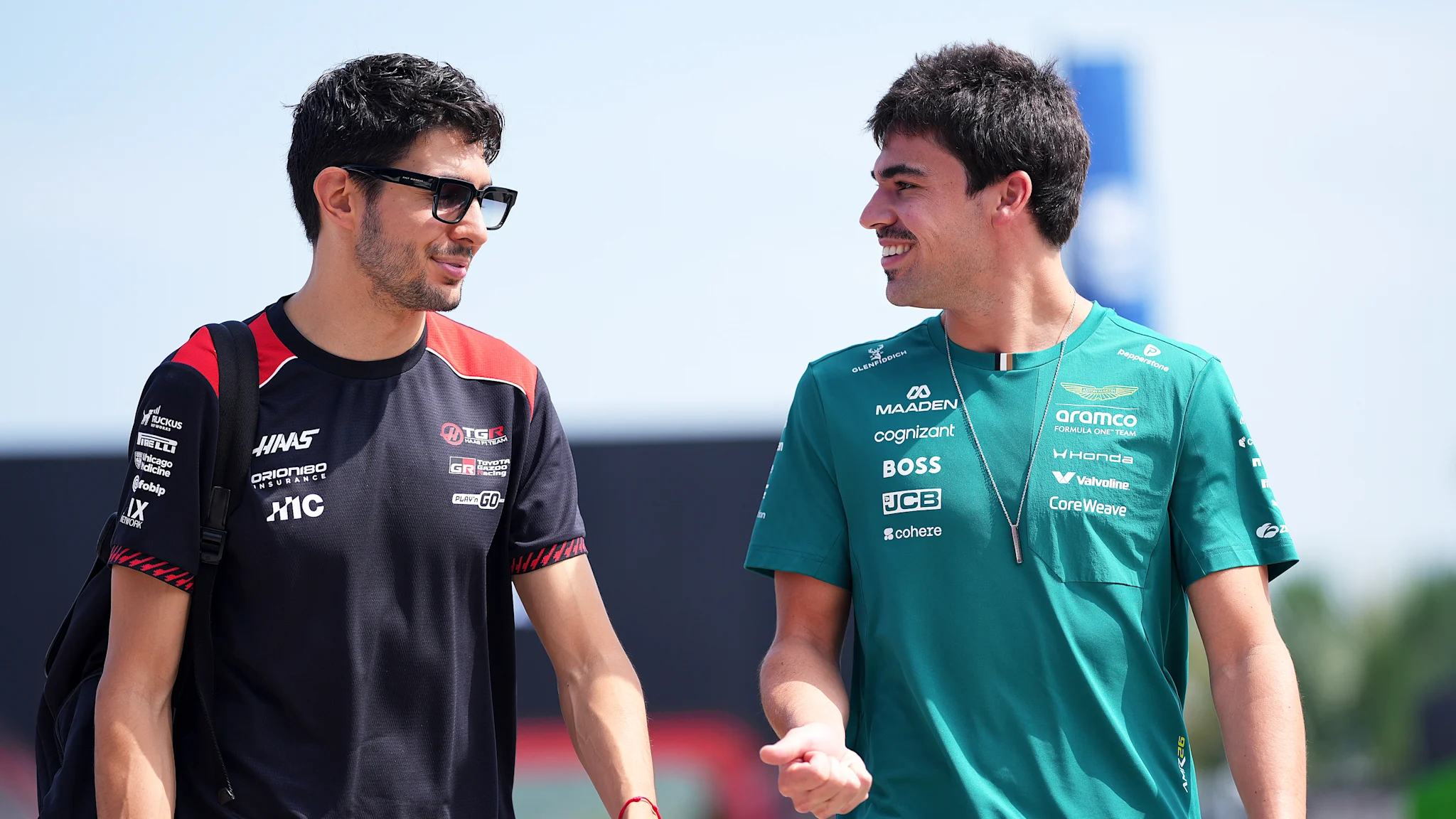 Dos pilotos caminan por el paddock durante la actividad oficial de la Fórmula 1.