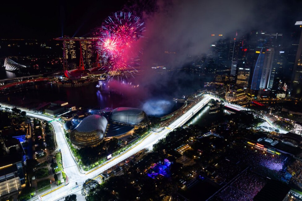 Vista nocturna panorámica del circuito callejero de Marina Bay iluminado durante el Gran Premio de Singapur de Fórmula 1.