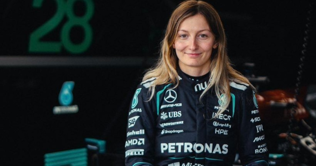 Doriane Pin luciendo el uniforme oficial del equipo Mercedes.