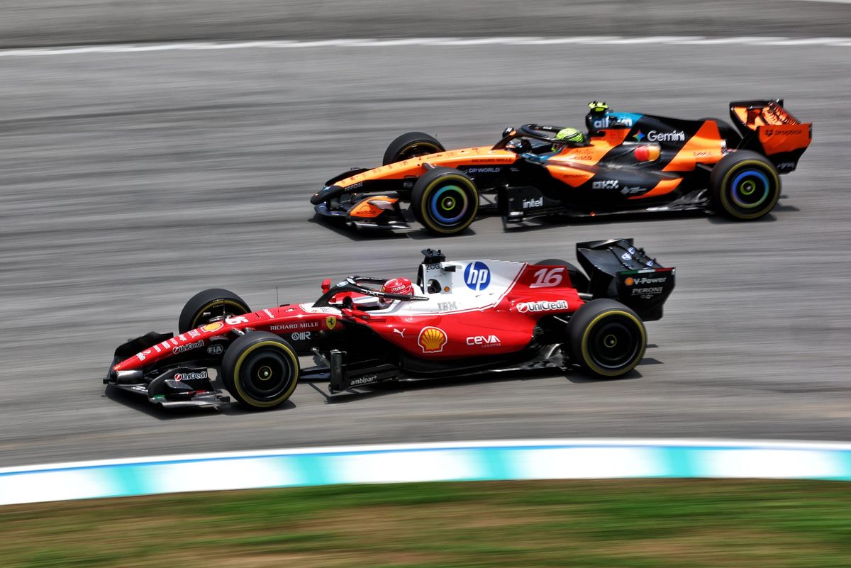 Monoplazas de Fórmula 1 acelerando en el circuito de Sepang durante las prácticas libres