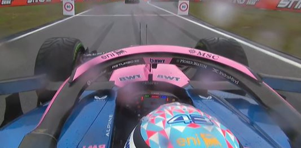 Vista desde la cabina del monoplaza de Franco Colapinto durante las difíciles condiciones de pista en el Gran Premio de Malasia.
