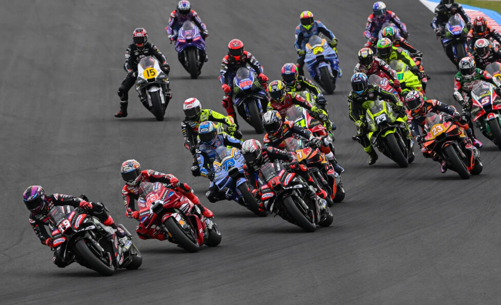 Grilla de partida de una competencia de la categoría principal de motociclismo en un circuito internacional.