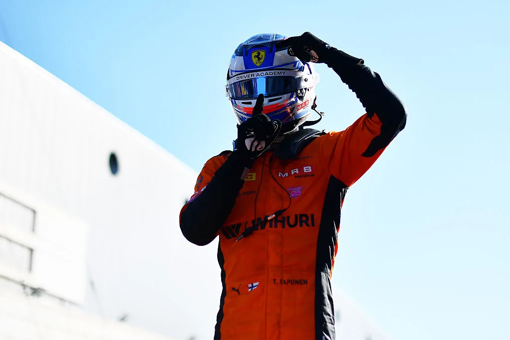 Tuukka Taponen celebrando tras ganar la carrera de la Fórmula 3 en Madrid.