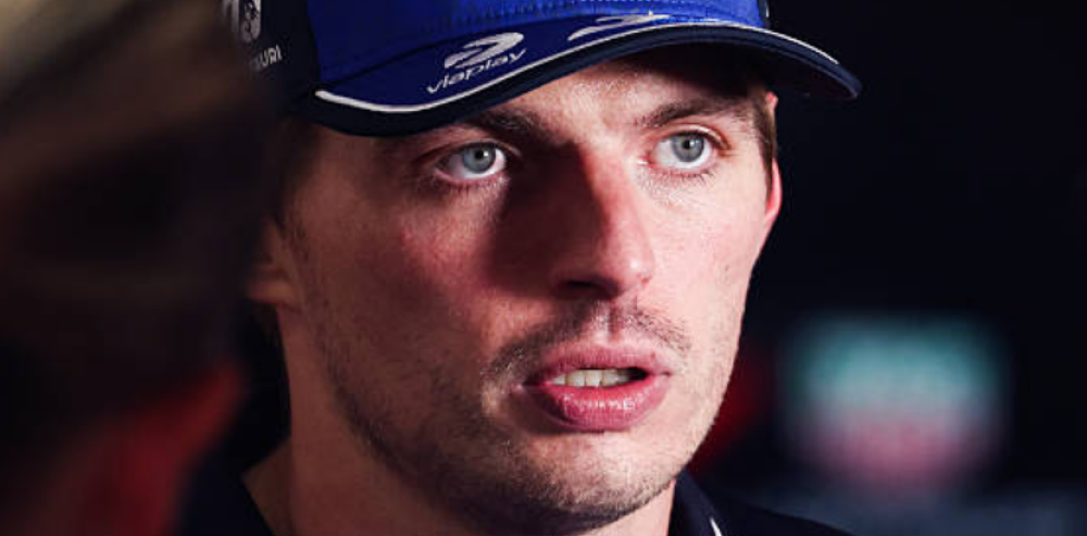 Max Verstappen durante una entrevista en el box de su equipo