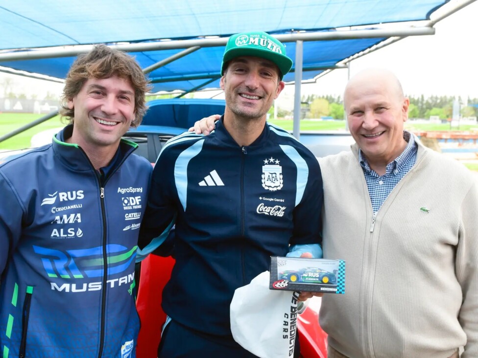 Gastón Mazzacane y Juan Bautista y Juan Antonio De Benedictis junto a Lionel Scaloni en el predio de la AFA.