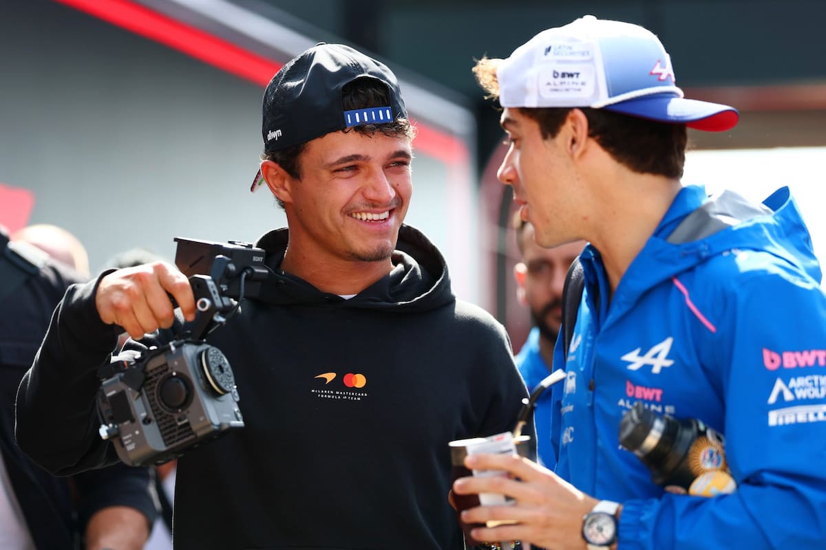 Lando Norris y Franco Colapinto dialogan de buen humor en el paddock de la Fórmula 1