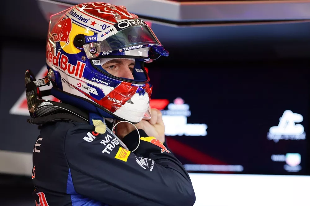 Max Verstappen con su casco de piloto.