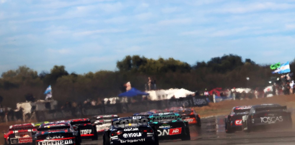 Monoplazas de Turismo Carretera disputando una competencia en pista durante la temporada 2026.