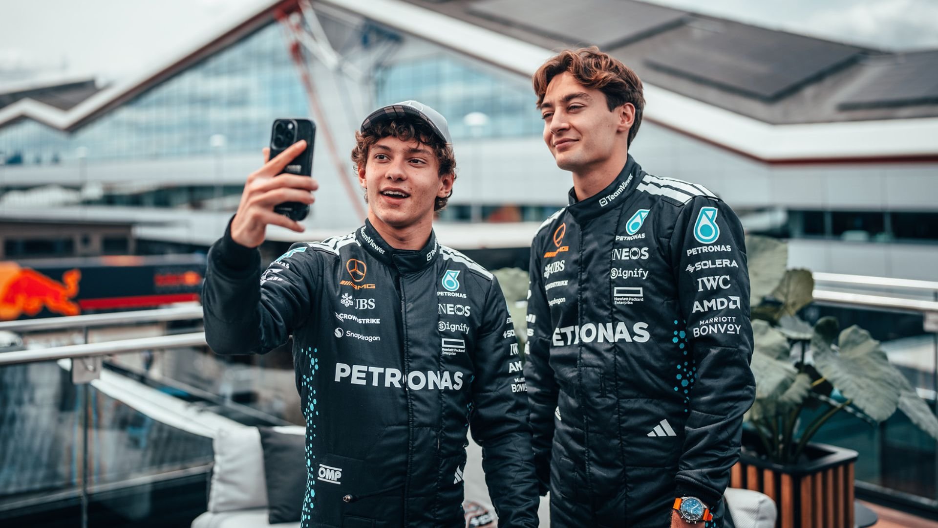 George Russell y Kimi Antonelli en el paddock de Mercedes.