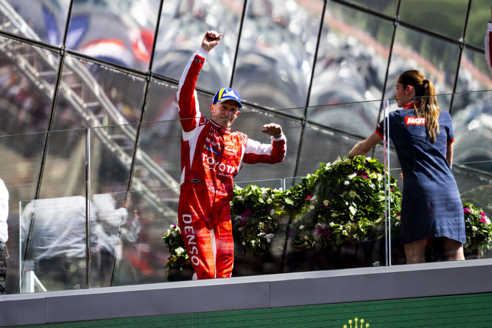 Mike Conway celebrando en el podio de una competencia del WEC.