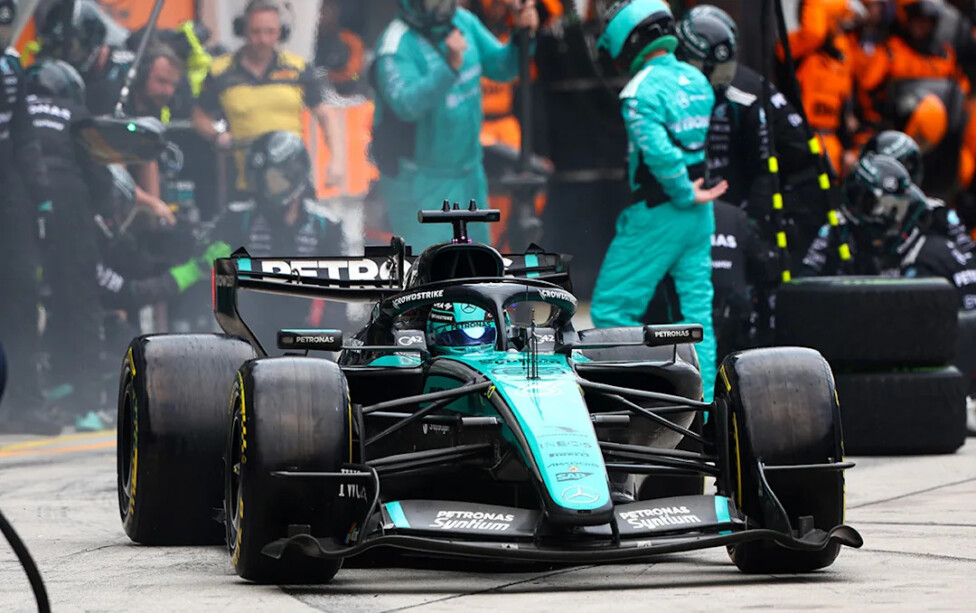 Monoplaza de Mercedes en el pitlane durante el Gran Premio de Malasia