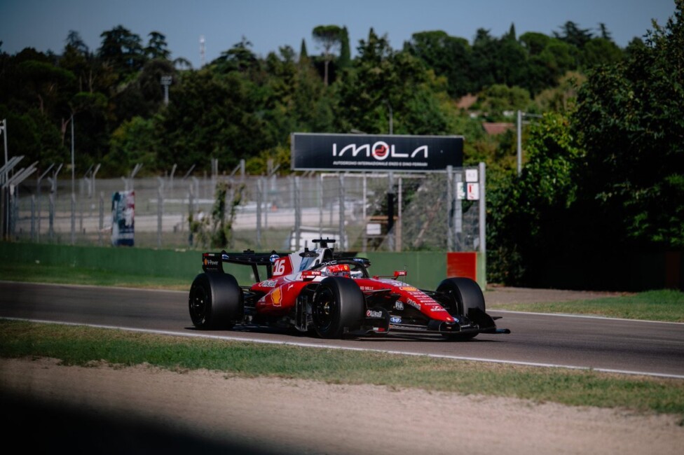 El monoplaza SF-26 de Ferrari circulando durante una jornada de pruebas en el circuito de Imola.